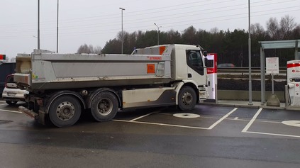 Volvo testuje elektrické nákladiaky. Jeden prototyp sa podarilo zachytiť na verejnej nabíjačke