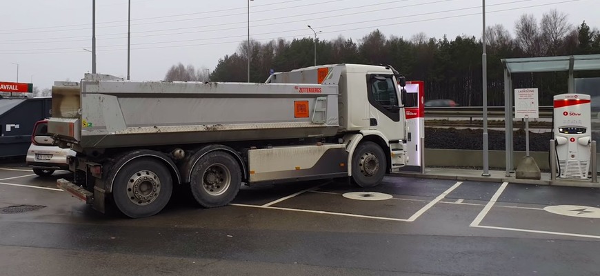 Volvo testuje elektrické nákladiaky. Jeden prototyp sa podarilo zachytiť na verejnej nabíjačke