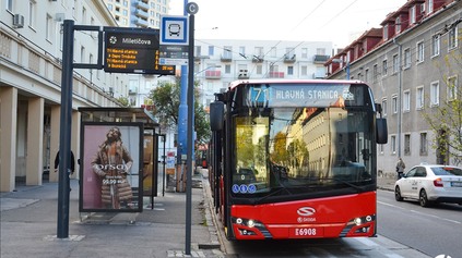 MEGATROLEJBUSY V OSTREJ PREMÁVKE! ODVEZÚ 50 ĽUDÍ NAVYŠE, DO BA SMERUJÚ AJ NOVÉ VOZIDLÁ NA BATERKY