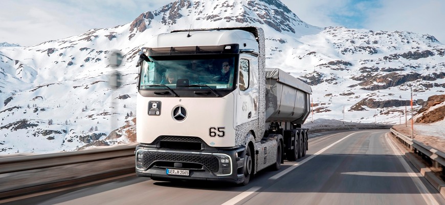 Vodíkový ťahač je opäť v hre. Mercedes-Benz testuje ďalšiu evolúciu palivových článkov