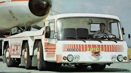 Letiskový ťahač Tatra 815 TPL prišiel na politickú objednávku.Potiahol najťažšie lietadlo na svete