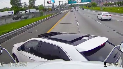 Vodič osobného auta sa pokúsil vybrzdiť kamión, nemohlo to dopadnúť inak (video)