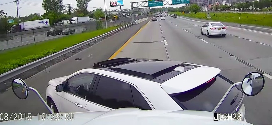 Vodič osobného auta sa pokúsil vybrzdiť kamión, nemohlo to dopadnúť inak (video)
