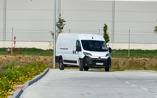 Test Opel Movano e 3500 - pracant pre mestský rozvoz